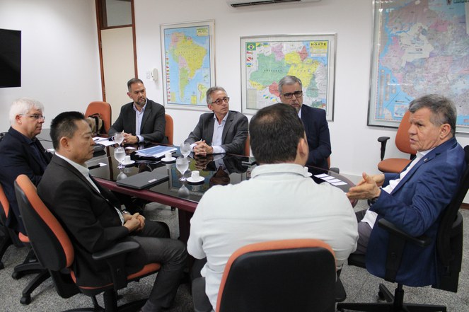 Foto do superintendente da Suframa conversando com representantes da Vipal Borrachas