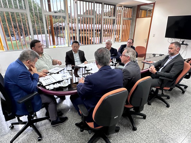 Foto do superintendente-adjunto Executivo da Suframa ressaltando a importância das práticas ambientais, sociais e de governança (ESG) para o PIM, durante reunião com representantes da Vipal Borrachas