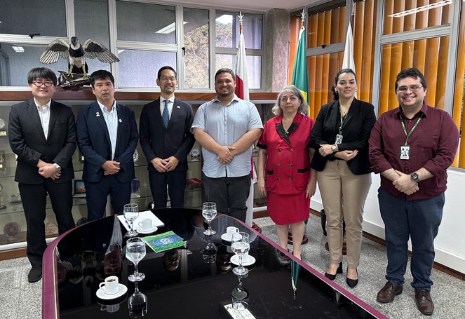 Foto mostra grupo de pessoas reunidas após reunião