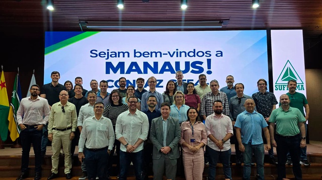 Foto mostra pessoas posando para uma sessão de foto