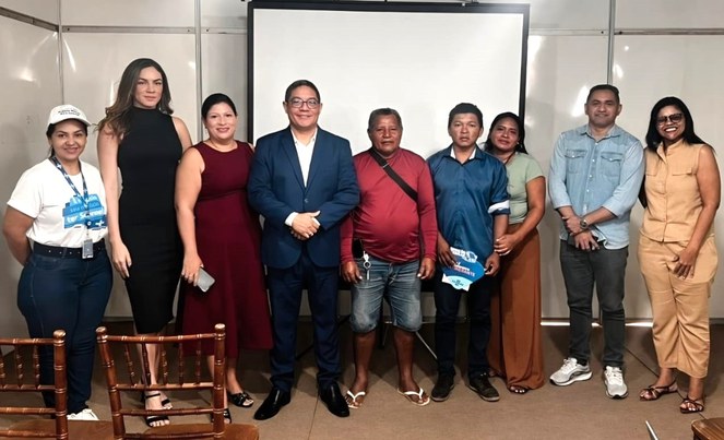 Foto mostra pessoas posando para sessão de fotografia