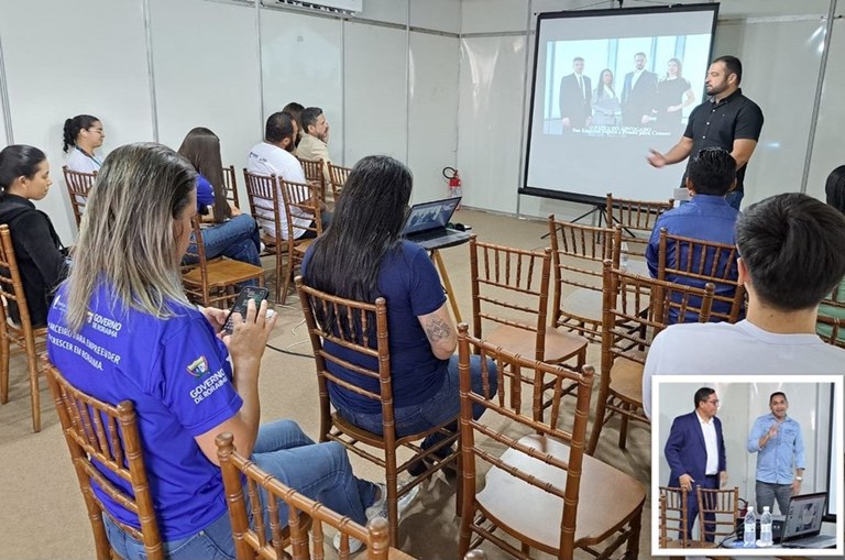 Foto mostra uma sala com pessoas assistindo a palestras