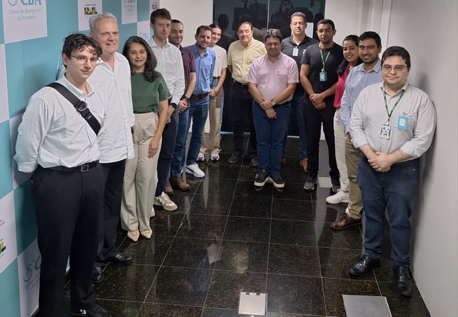 Foto mostra grupo de pessoas agrupadas para uma sessão de foto