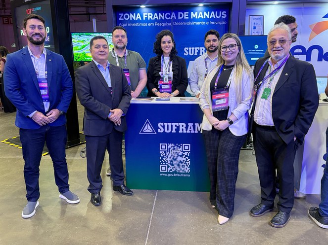 Foto mostra grupo de pessoas posando para sessão de foto