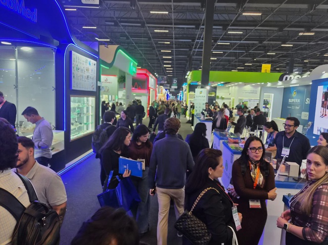 Foto mostra pessoas andando num grande evento