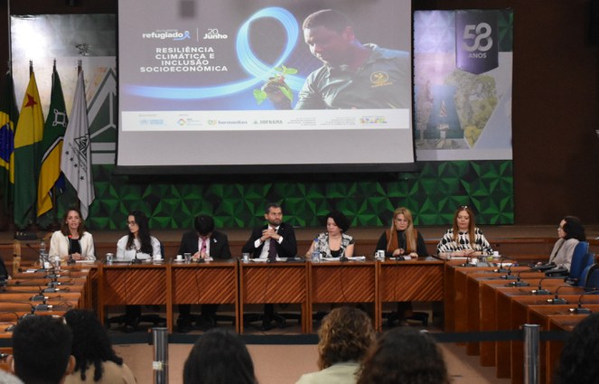 Foto mostra pessoas reunidas num encontro