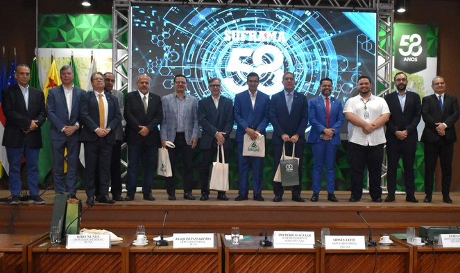 Foto mostra grupo de pessoas agrupadas para um sessão de fot