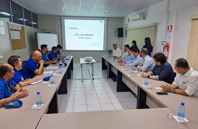 Foto mostra reunião entre superintendente e equipe Suframa em visita à linha de produção da empresa FCC do Brasil