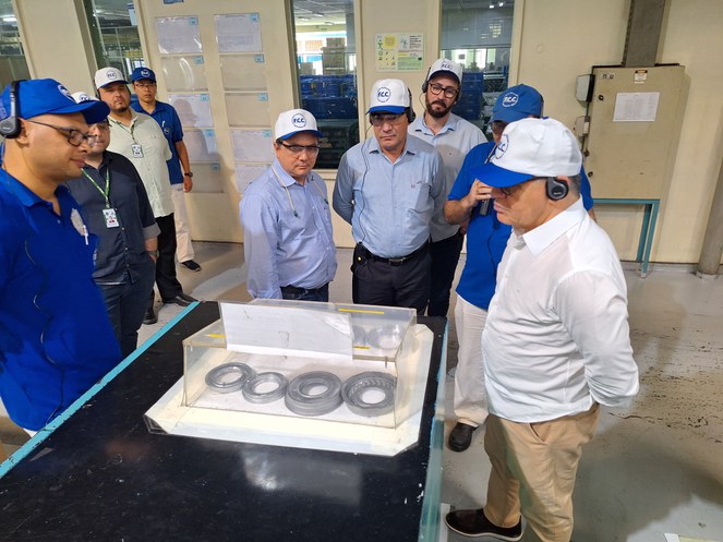 Foto mostra superintendente e equipe Suframa em visita à linha de produção da empresa FCC do Brasil