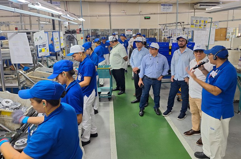 Foto mostra representantes da Suframa visitando linha de produção da empresa FCC do Brasil no Polo Industrial de Manaus