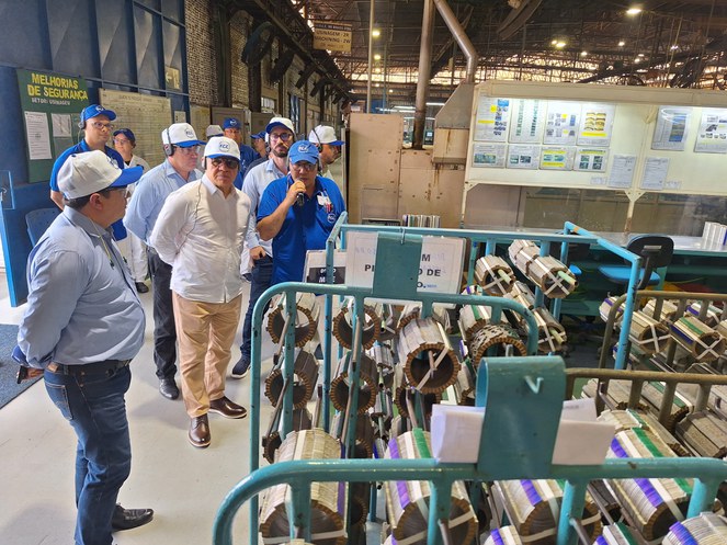 Foto mostra superintendente e equipe Suframa na linha de produção da empresa FCC do Brasil