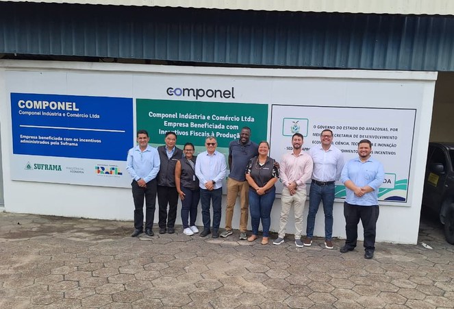 Foto mostra homens posando para uma sessão de foto