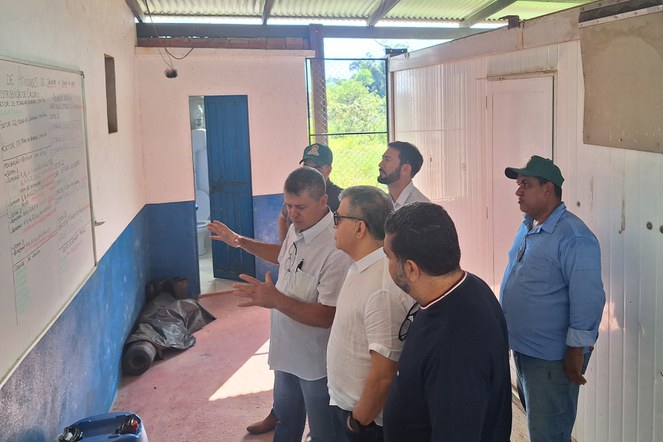 Foto mostra homem abrindo os braços