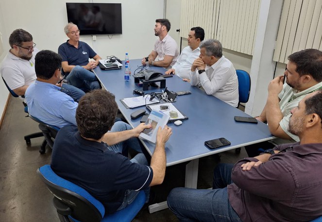 Foto mostra pessoas numa reunião