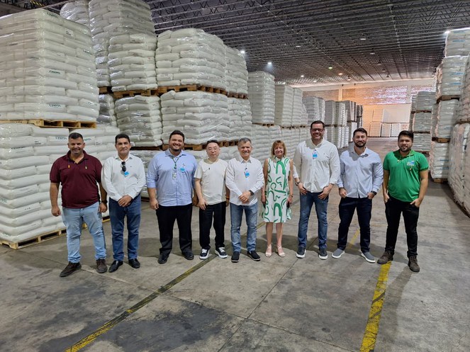 Foto mostra grupo de pessoas posando para fotografia