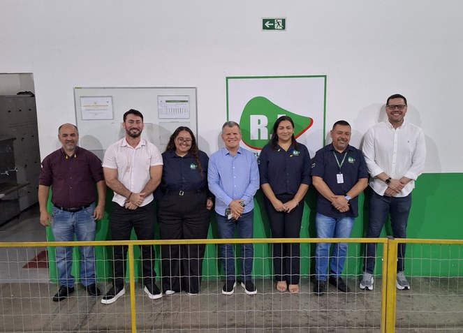 Foto mostra pessoas agrupadas para uma foto