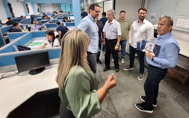 Foto mostra pessoas em vista a uma empresa