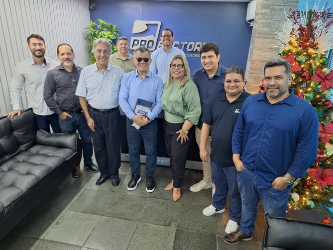 Foto mostra pessoas posando para foto