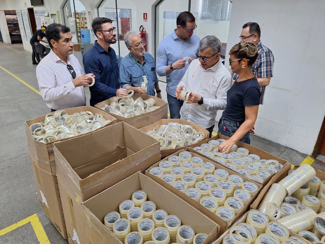 Fosto mostra grupo de pessoas com fitas adesivas nas mãos