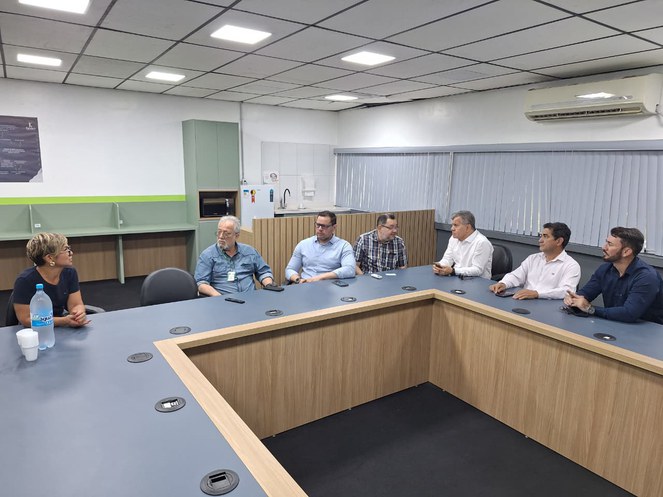 Foto mostra grupo de pessoas numa reunião