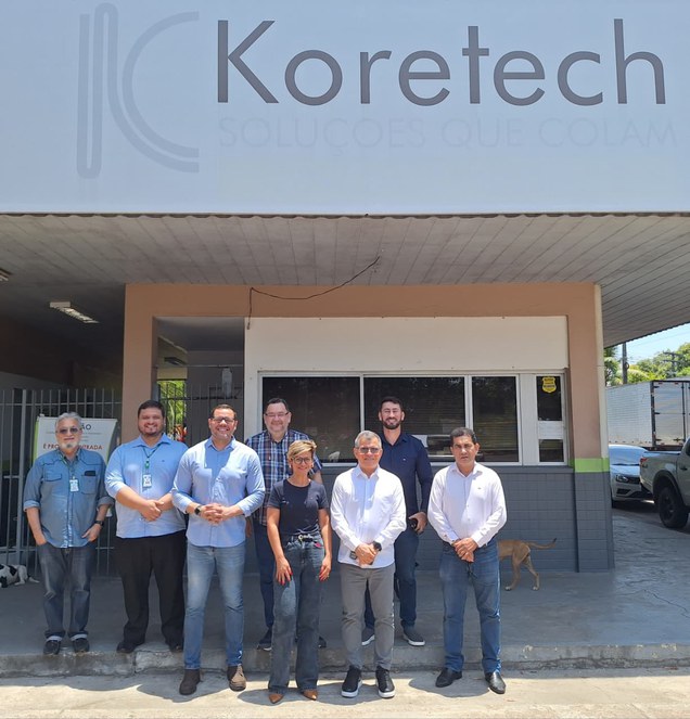 Foto mostra homens posando sessão de foto