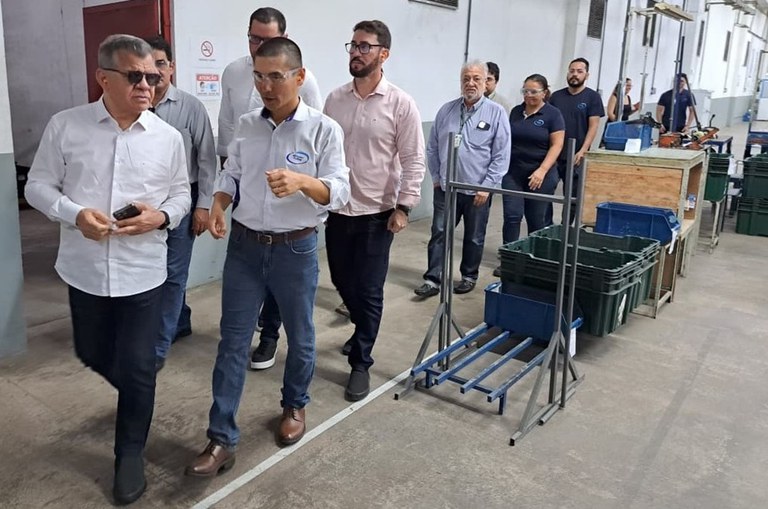 Foto mostra pessoas caminhando enfileiradas