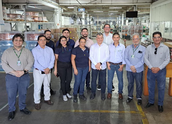 Foto mostra grupo de pessoas posando para fotografia