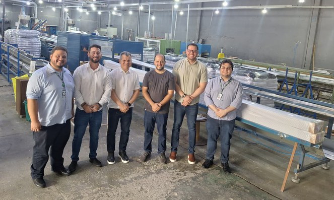 Foto mostra grupo de pessoas reunidas para uma sessão de fotos