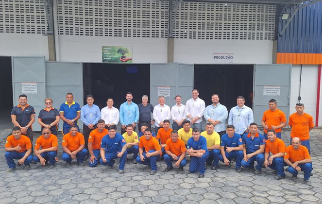 Foto mostra grupo de pessoas reunidas para a uma sessão de foto