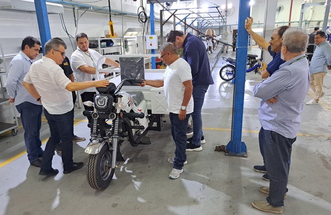 Foto mostra homens segurando um moto