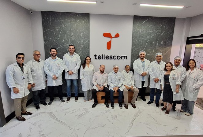 Foto mostra grupo de pessoas posando para sessão de fotografia