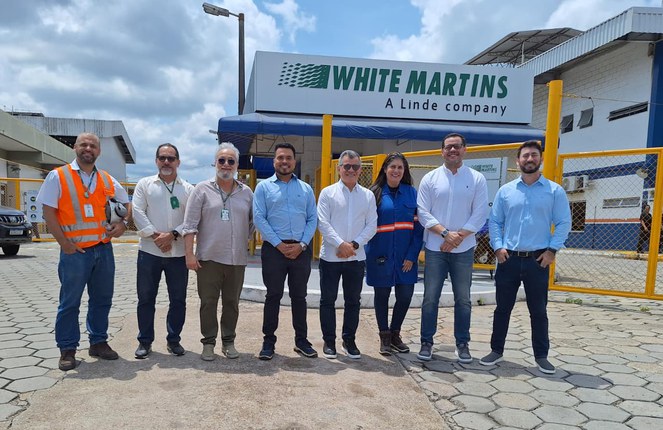 Foto mostra pessoas posando para um sessão de foto