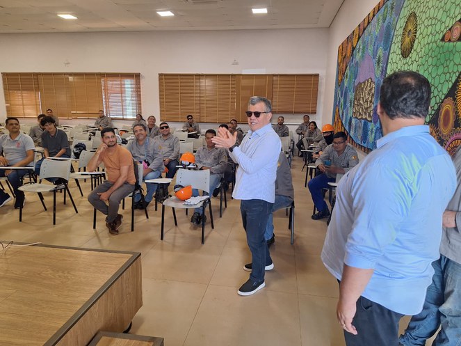 Foto mostra pessoas posando para foto