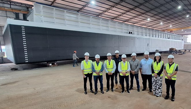 Foto mostra um grupo de pessoas posando para foto