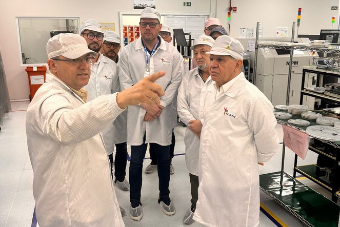 Foto mostra uma pessoa apontando e fazendo uma explicação a um grupo de pessoas