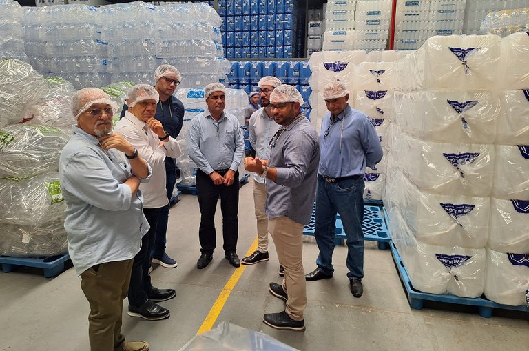 Foto mostra grupo de pessoas em visita a uma empresa de componentes químicos e embalagens