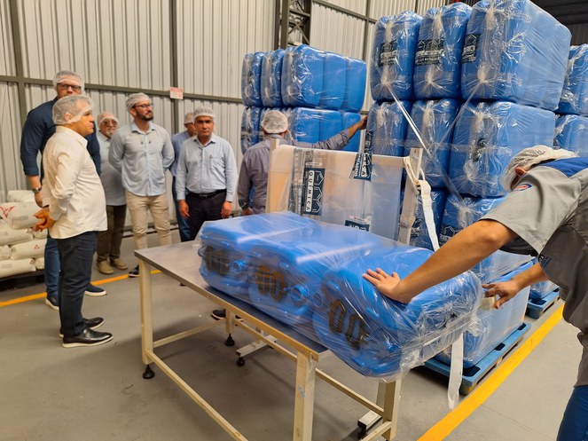 Foto mostra um grupo de pessoas em visita a uma empresa de componentes químicos e embalagens