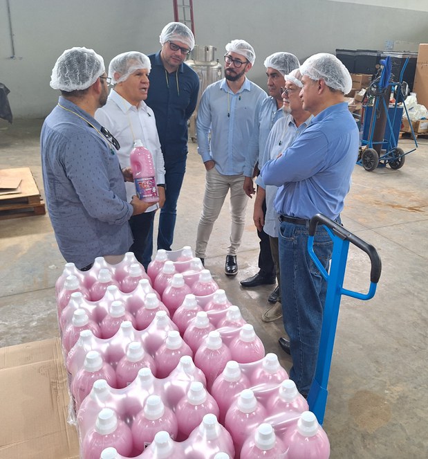 Foto mostra grupo de pessoas visitando uma empresa de componentes químicos e embalagens em Manaus