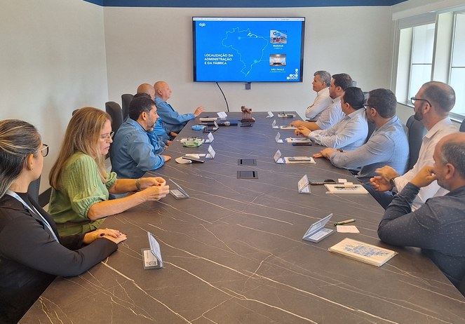 Foto mostra a apresentação, em vídeo, da empresa Digiboard à comitiva da Suframa