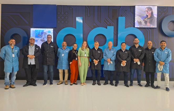 Foto mostra representante da Suframa e da Digiboard posando para a foto, após visita realizada