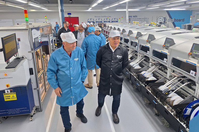 Foto apresenta no primeiro plano o diretor diretor industrial da Digiboard (à esquerda) e superintendente da Suframa, em visita realizada às instalações da fábrica 