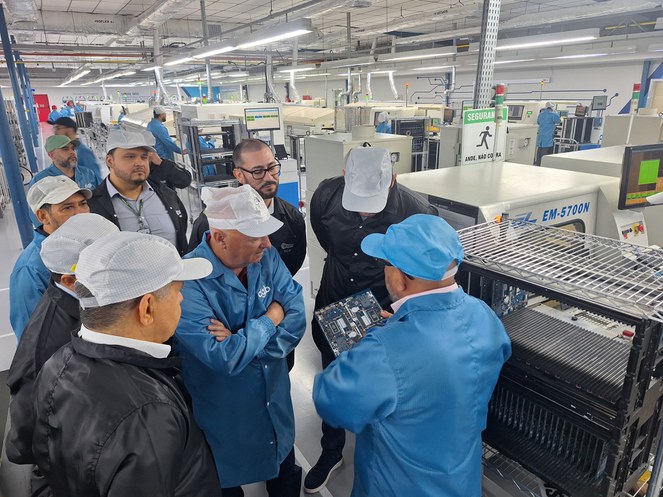 Foto mostra um técnico da Digiboard apresentando processo produtivo da empresa à comitiva da Suframa