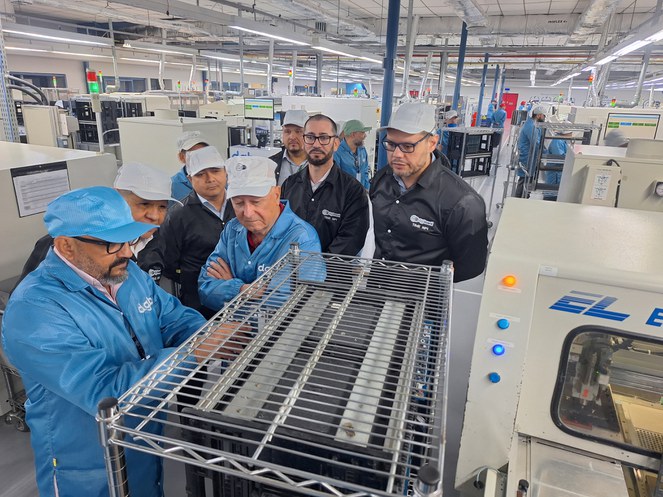 Foto mostra técnico da Digiboard apresentando processo produtivo da empresa à comitiva da Suframa