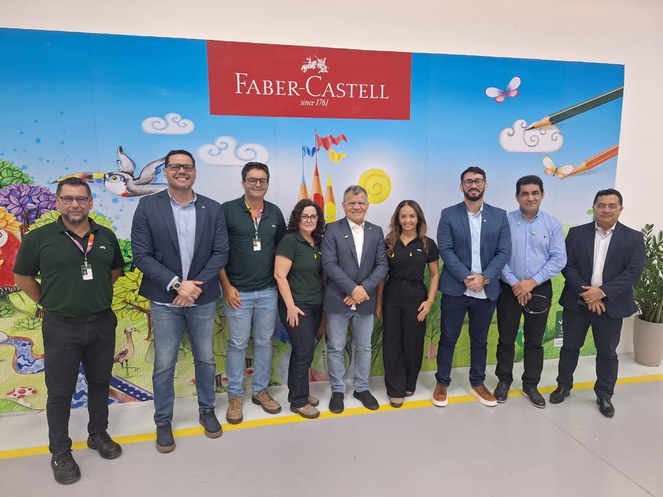 Foto mostra pessoas perfiladas posando para foto