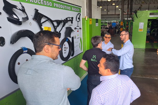 Foto mostra peças utilizadas em linha de produção da empresa Mottu