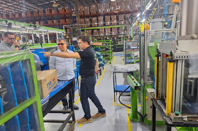 Foto mostra diretor da empresa Mottu Mostrando a linha de produção da fábrica ao superintendente da Suframa