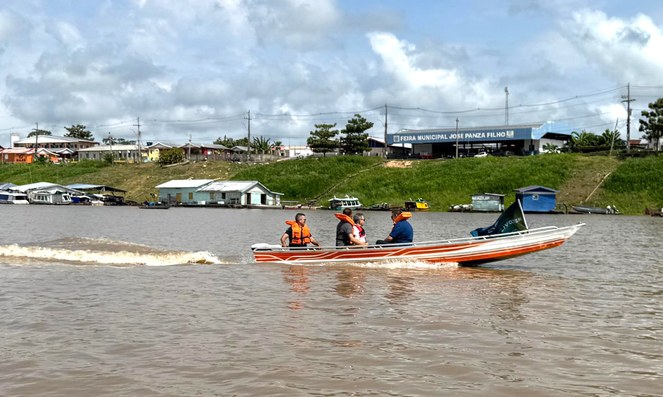 Foto mostra homens dentro de barco em movimento