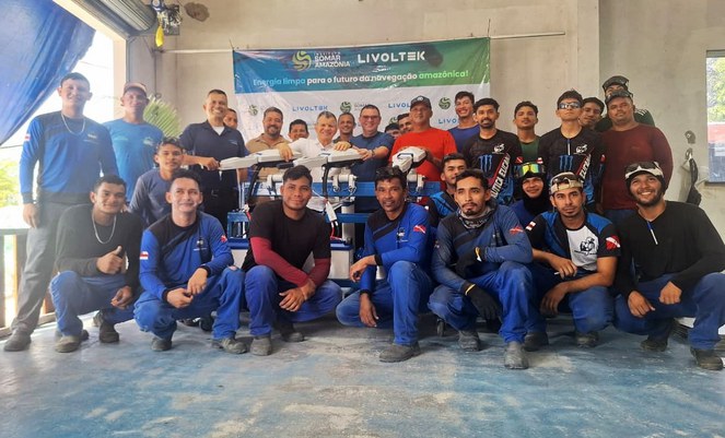 Foto mostra pessoas posando para foto com motores de popa
