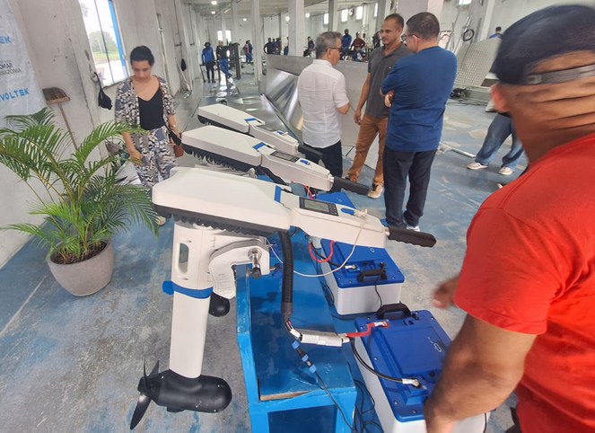 Foto mostra motores de popa