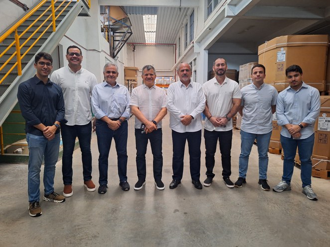 Foto mostra os representantes da empresa Topázio e da Suframa, no encerramento da visita da Autarquia à empresa